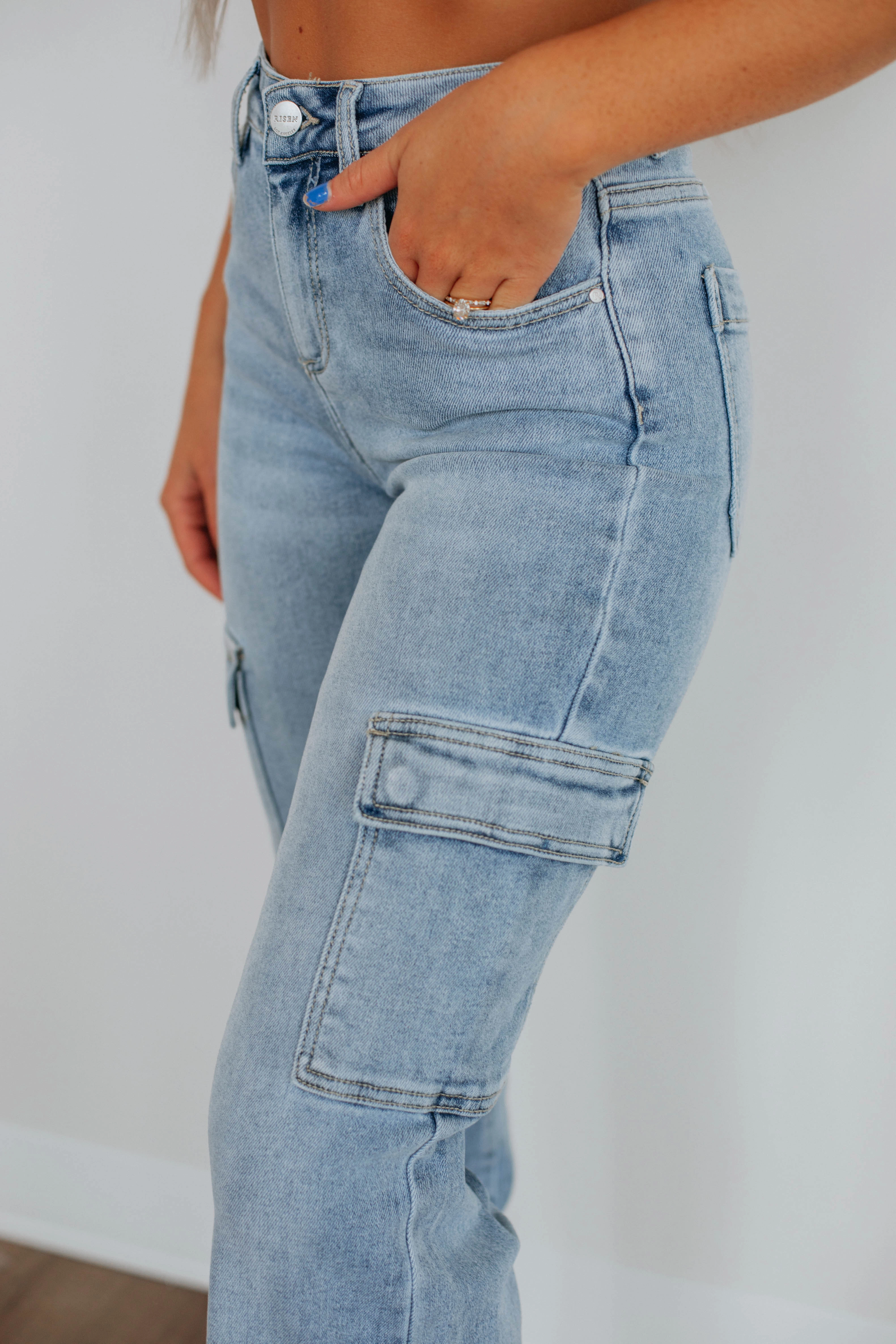 Breathable Weekend Warrior Travel Outfit Leigh Risen Cargo Jeans - Light Wash