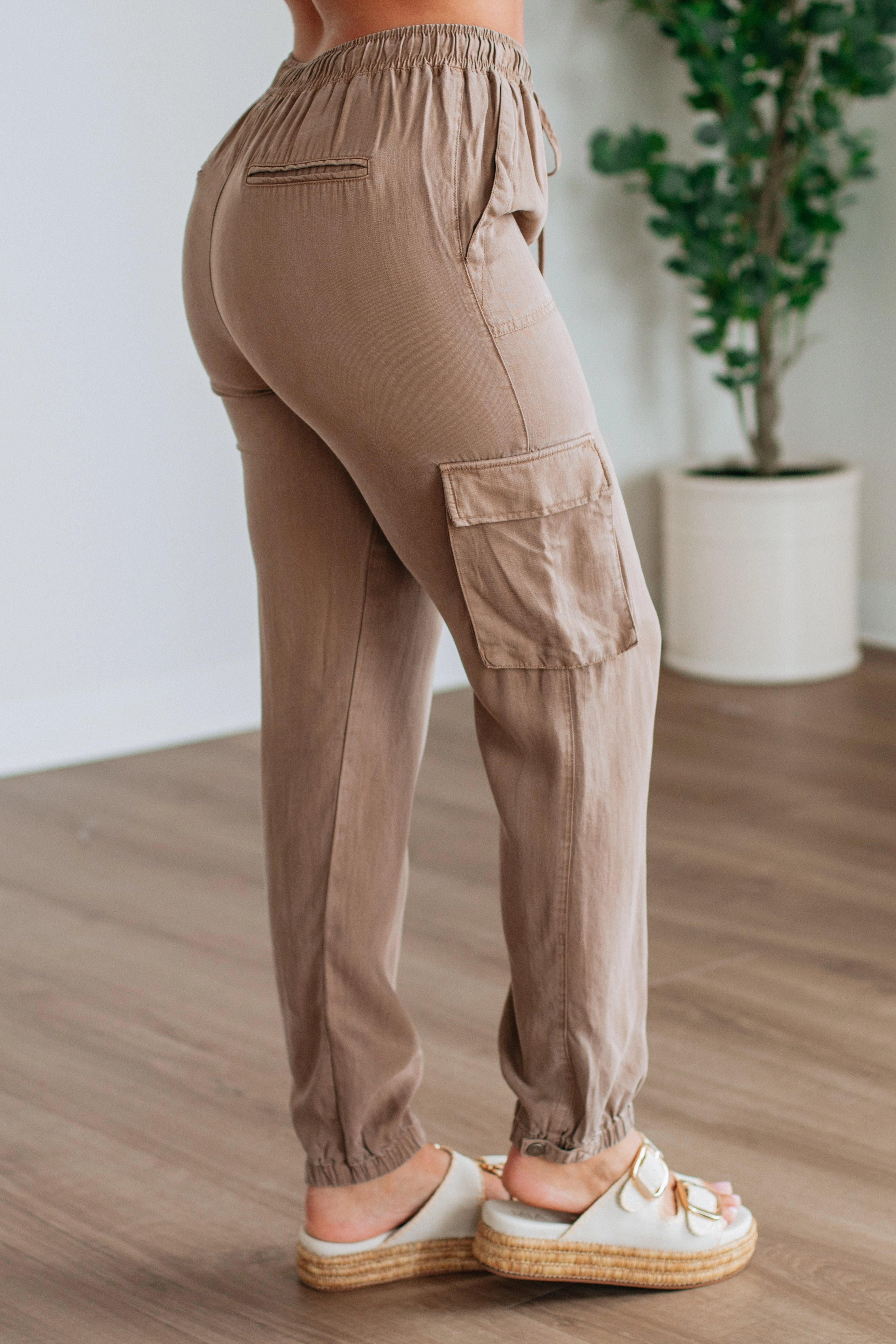 Bodie Cargo Joggers - Dark Sand WrinkleFreeFabric Minimal Waist