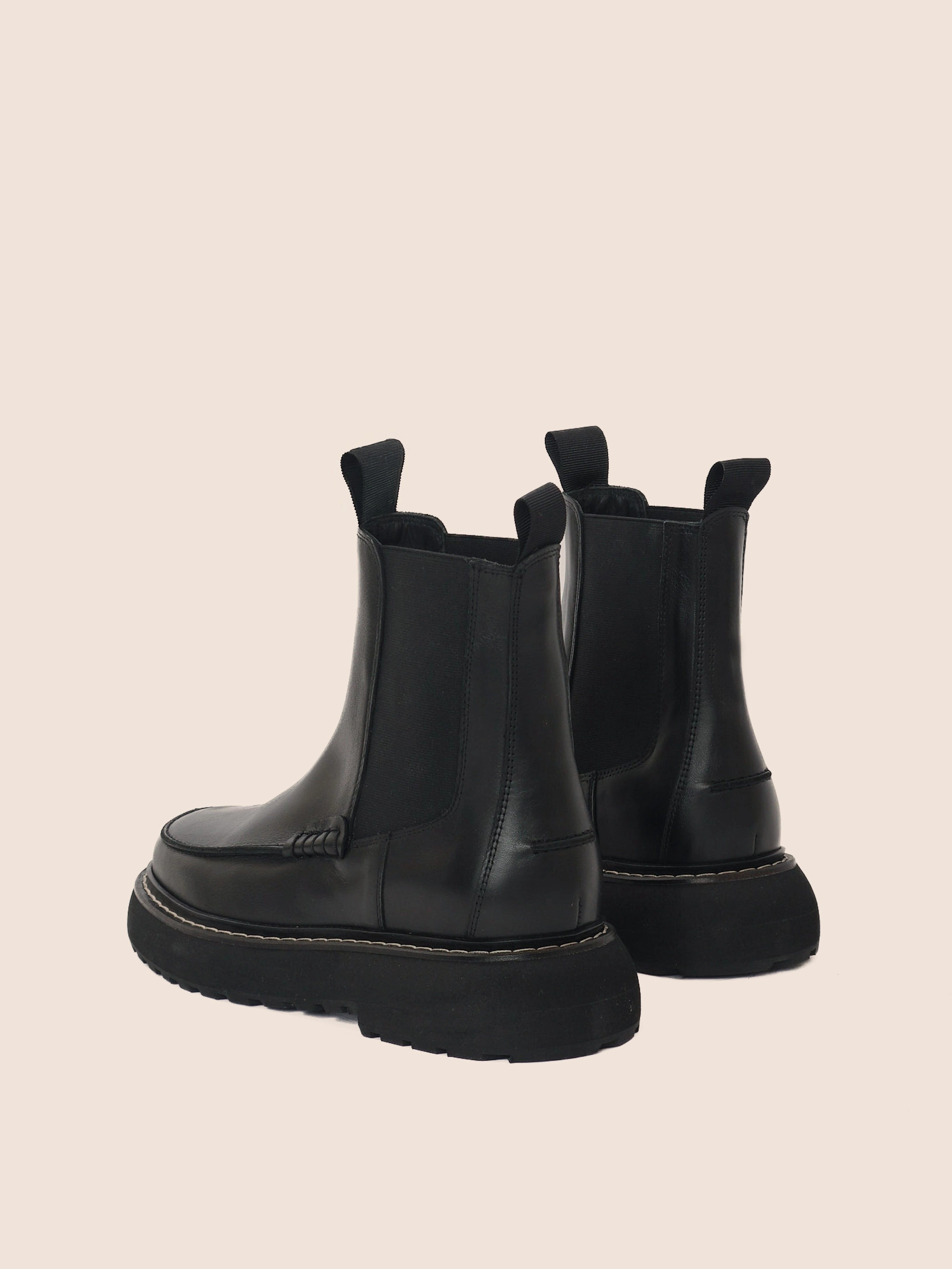 Non-Slip Sole Lagoa Black Leather Unlined Boot