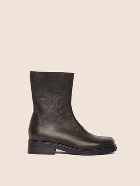 Leon Brown Boot Sleek Construction