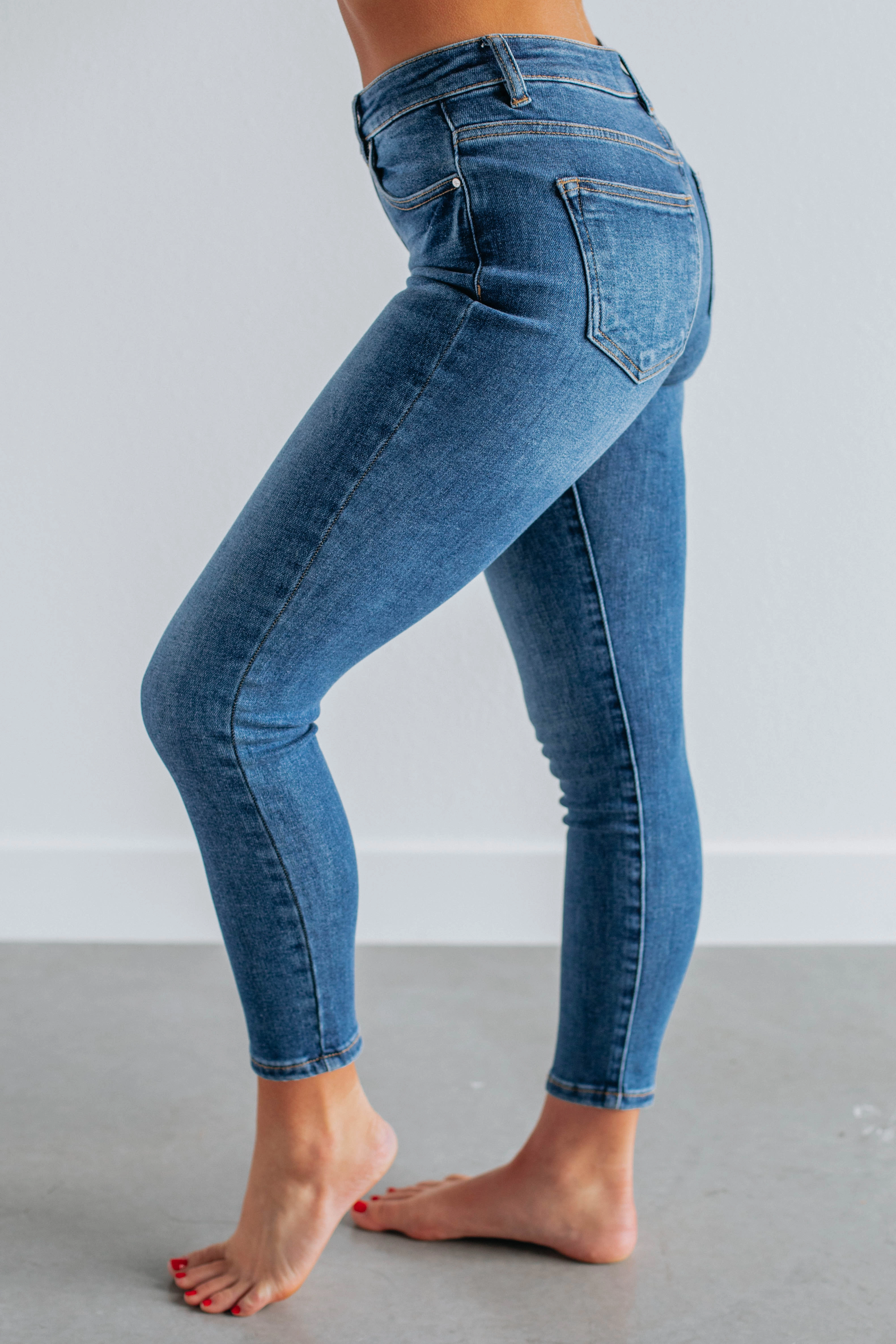 Mielle Risen Jeans - Dark Wash Elegant Vibrant Textured Daytime Look