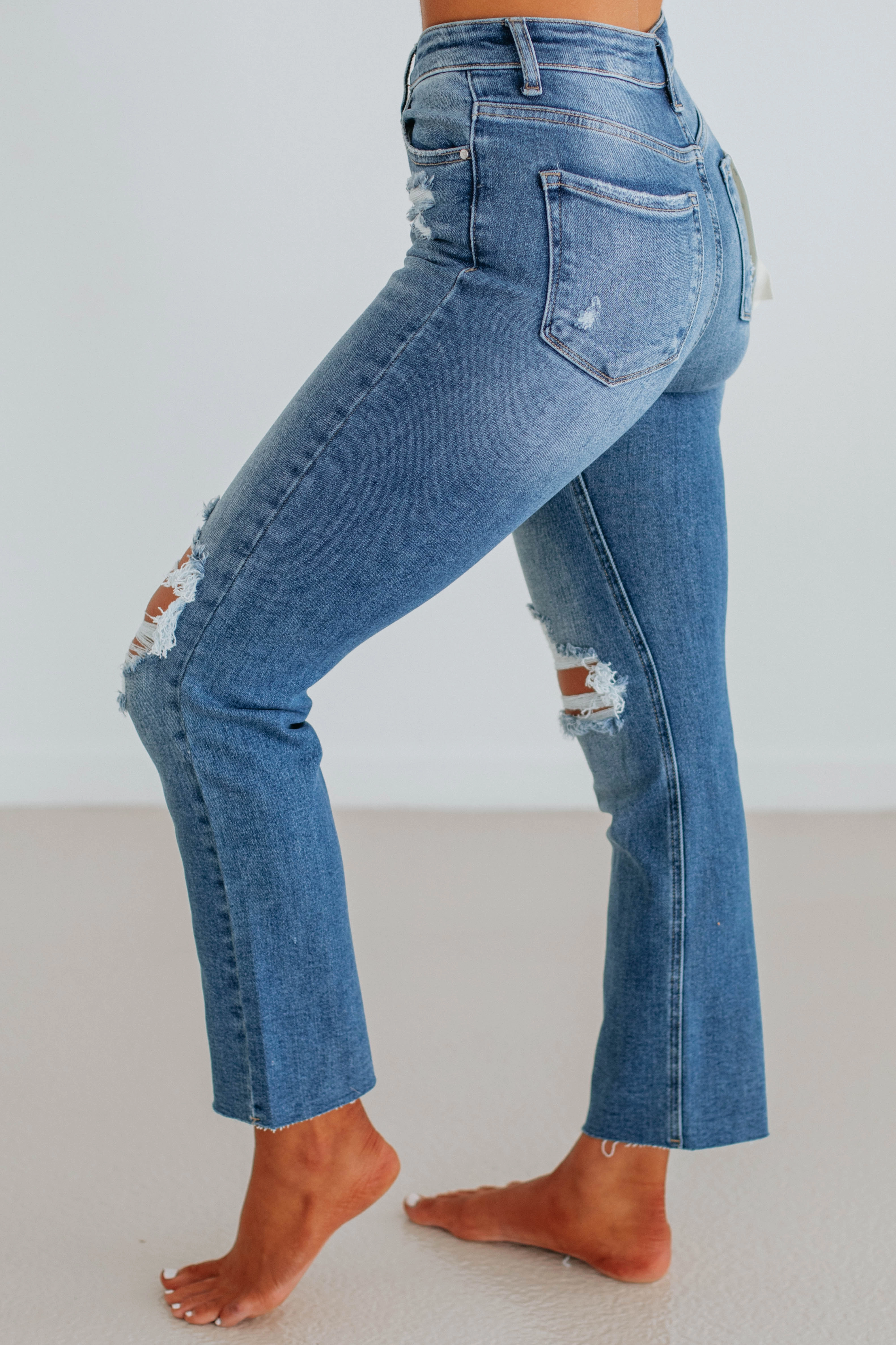 Sophie Risen Jeans Elegant Minimalist Outdoor Adventure Modern Minimalist Urban Explorer