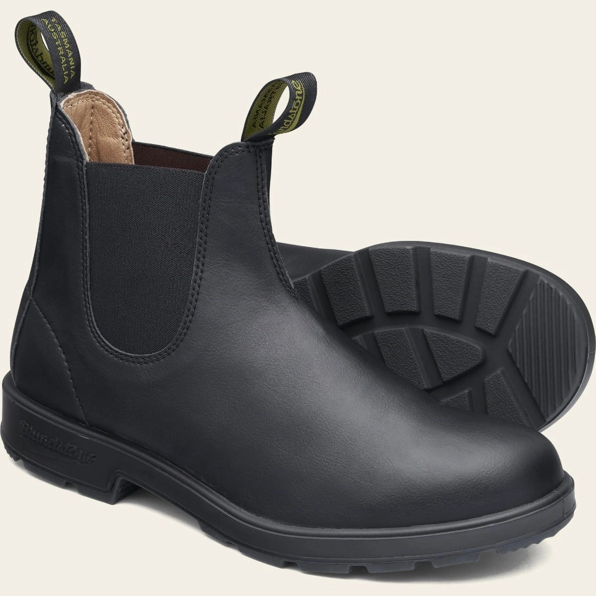 2115 Chelsea Boot in Black from Blundstone Removable Minimalist Look