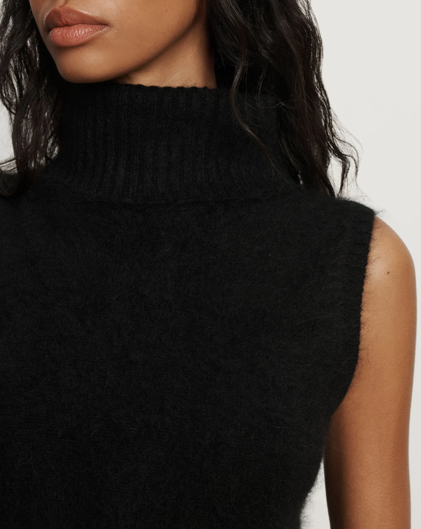 Mazzy Brushed Cashmere Sleeveless Sweater Light Stretch Fit