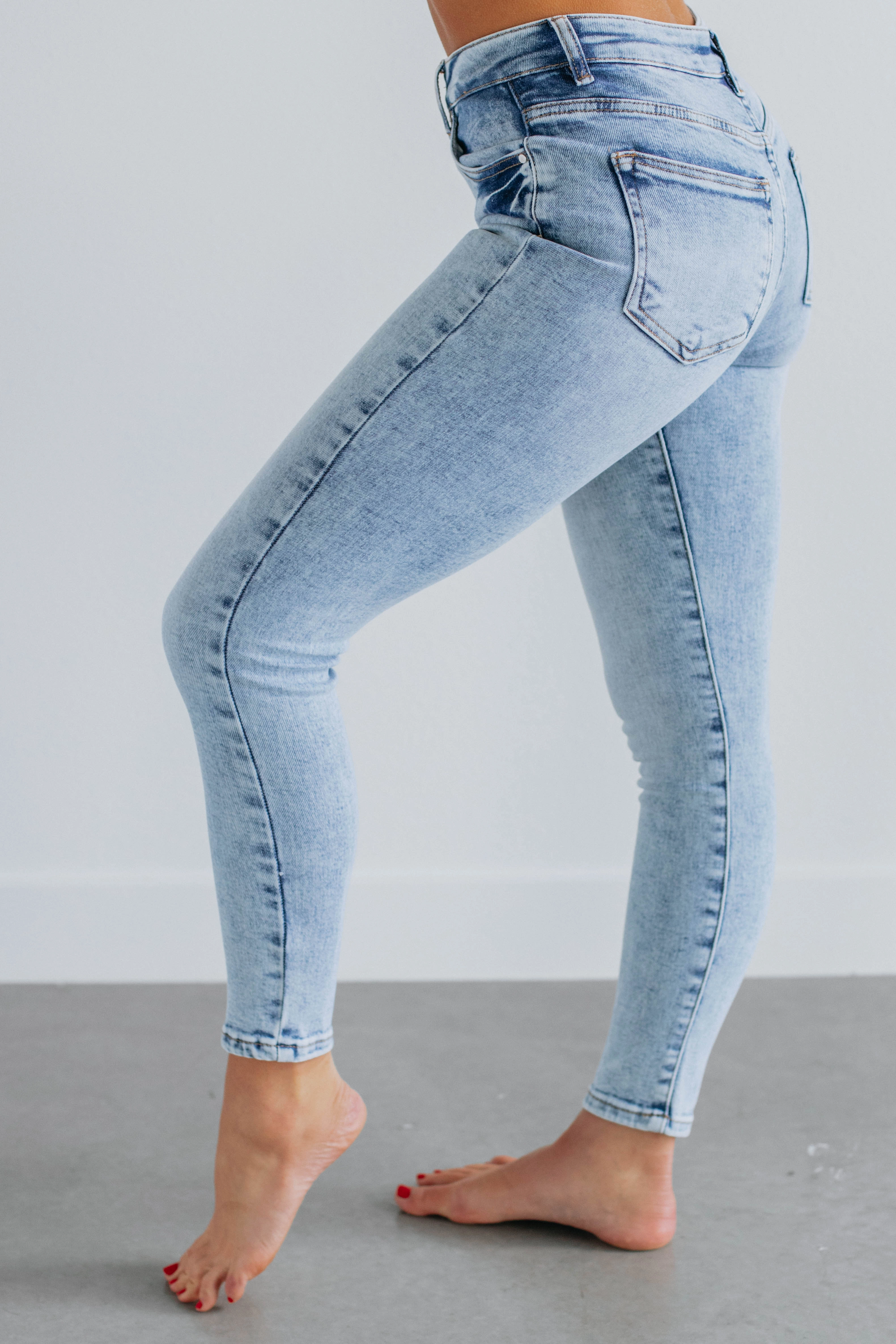 Picnic Style Creative Look Minimalist Style Base Look Mielle Risen Jeans - Medium Wash